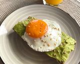 Foto del paso 8 de la receta: Tostadas de guacamole con huevo a la plancha y zumo de naranja