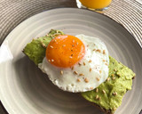 Foto del paso 8 de la receta: Tostadas de guacamole con huevo a la plancha y zumo de naranja
