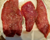 Foto del paso 2 de la receta: Escalopines de ternera en salsa de pimientos y tomate