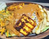 A picture of step 7 of Grilled paneer sizzler with Makhni sauce.