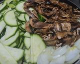 Foto del paso 1 de la receta: Salteado de pollo,🍗calabacin y champiñón en hojas de lechuga🥬🍄🟫🧅