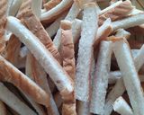 Hình bước làm 1 của món Croutons (bánh mì giòn ăn với salad hoặc súp)