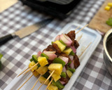 Foto del paso 3 de la receta: Brochetas de salmón fresco con piña y verduritas