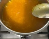 Foto del passaggio 3 della ricetta Minestra cremosa con brodo, purea di zucca e robiola🥕🧅🎃