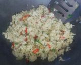 Foto langkah ke 3 dari resep Nasi goreng daun jeruk.