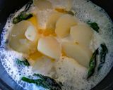 Foto del paso 6 de la receta: Huevo en nido de papas a la crema de albahaca!