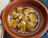 Foto del paso 5 de la receta: Setas con picadillo de chorizo y queso de cabra
