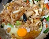 รูปขั้นตอนการทำที่ 5 ของ ก๋วยเตี๋ยวผัดขี้เมาผักใส่เต้าหู้