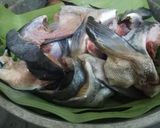 Foto langkah ke 1 dari resep Tetelan Salmon kuah santan pedas.