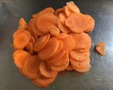 Une image de l'étape 5 de Shanghai pak choi braisés citron tomates carottes et galanga.