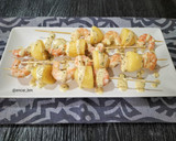 Foto del paso 5 de la receta: Brocheta de langostinos y patata con salsa al perejil