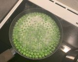 A picture of step 5 of Rice mixed with beef and peas.