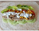 Hình bước làm 4 của món #cleaneating wraps với thịt heo, salad và sốt sữa chua dưa leo