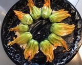 Une image de l'étape 6 de Fleurs de courgettes farcies aux crevettes tomates cerises noires et deux fromages.