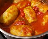 A picture of step 7 of Niños envueltos (stuffed cabbage rolls).