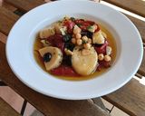 Foto del paso 7 de la receta: Ensalada de patatas y piquillos confitados con garbanzos y olivas negras