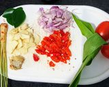 Foto langkah ke 2 dari resep Salmon Kuah Asam Pedas Minahasa.