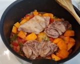 Foto del paso 6 de la receta Jamoncitos de pollo guisados con boniato y tomate