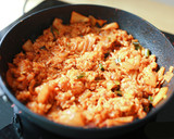 Foto langkah ke 8 dari resep Kimchi Bokkeumbab Nasi goreng Korea.