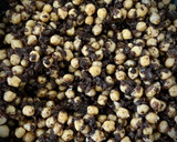 Foto del paso 2 de la receta: Garbanzos salteados con morcilla y huevo frito