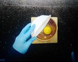 صورة لخطوة 1 من وصفة طاجن كيكة🍞بالنسكافيه والشيكولاتة السايحة🍫😋