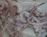 Foto del paso 1 de la receta Calamares rellenos de langostinos y sepia en salsa de langostinos y crujiente de almendras