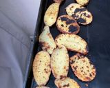 Une image de l'étape 6 de Pommes de terre grillées ail piment basilic.