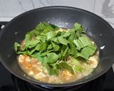 Foto langkah ke 3 dari resep Bakmie Bayam Goreng Nyemek bumbu instant.