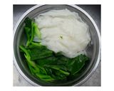 รูปขั้นตอนการทำที่ 3 ของ ก๋วยเตี๋ยวต้มยำไก่สับปะรด