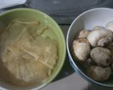 Foto langkah ke 1 dari resep Jamur Kancing Kuah Bening.