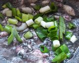 Foto langkah ke 4 dari resep Cumi dan Blukutak Kuah Hitam.