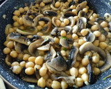 Foto del paso 4 de la receta: Salteado de garbanzos y champiñones