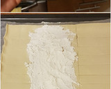 Foto del paso 7 de la receta: "The Mummy". Hojaldre relleno de queso fresco y fresas con miel