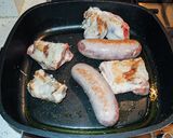 Foto del passaggio 1 della ricetta Verzata con salsicce e puntine di maiale