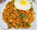 Foto langkah ke 4 dari resep Mie Goreng Bakso Pedas.