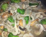 Foto langkah ke 5 dari resep Oseng Dangur (Udang dan Jamur).
