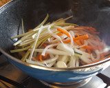 Foto del paso 2 de la receta: Wok de tallarines, carne y verduras