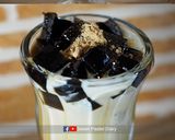 A picture of step 11 of Grass Jelly Snow Ice with Fresh Milk and Caramel Sauce.