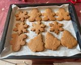 Φωτογραφία βήματος 7 της συνταγής Gingerbread cookies με επικάλυψη σοκολάτα και maple syrup frosting