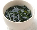 Foto langkah ke 1 dari resep Salmon Miso Soup | Sup Miso Salmon (Fusion).