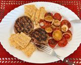 Φωτογραφία βήματος 5 της συνταγής 👨‍🍳 Μπιφτέκια στο Σχαροτηγάνι με Ψητά Ντοματάκια & Κρεμμύδια