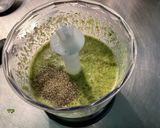 Une image de l'étape 5 de Sauce verte à la moutarde, ail et persil.
