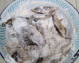 Foto langkah ke 1 dari resep Ikan cuek goreng tepung simpel.