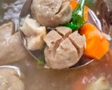 Foto langkah ke 4 dari resep Sup Ayam Bakso Sayuran Kuah Kuning.