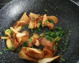 Foto del paso 2 de la receta Cardo con rebozuelos y salsa de almendras