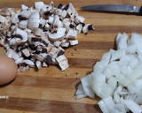 Foto del paso 1 de la receta: Tortilla de champiñones y cebolla con queso
