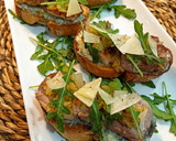 Foto del paso 4 de la receta: Tostas de solomillo al roquefort 🍞🧀