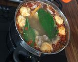 Foto langkah ke 5 dari resep Tom Yum Soup Style Raacha Restaurant 🥣.