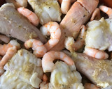 Foto del paso 6 de la receta: Cazuelita de rape y salmón con langostinos