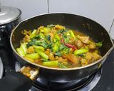 Foto langkah ke 4 dari resep Tumis Sawi Hijau Pedas Manis dan Ayam.